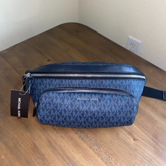 Michael Kors Cooper Logo Utility Bag - Picture 2 of 7